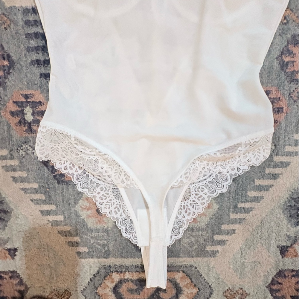 Very Sexy Feminine Romantic Bodysuit Size Medium Off White & Tan Lace - Picture 7 of 8